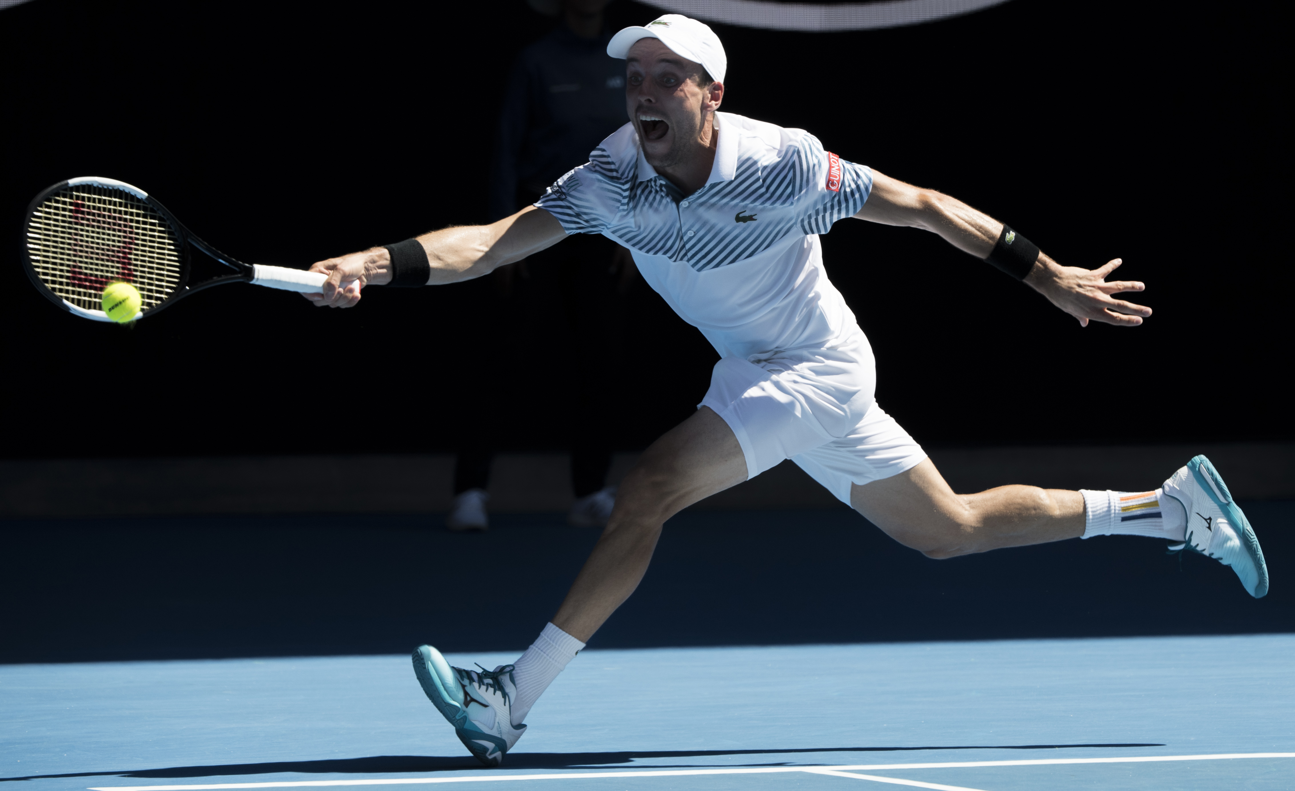 意大利网球队碾压英国网球队，西西帕斯送出助攻的简单介绍