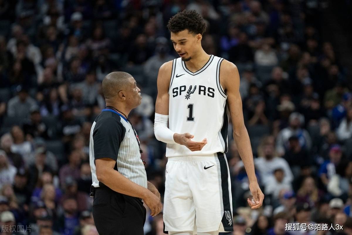 马刺绝地反击西班牙男篮，克莱送出助攻