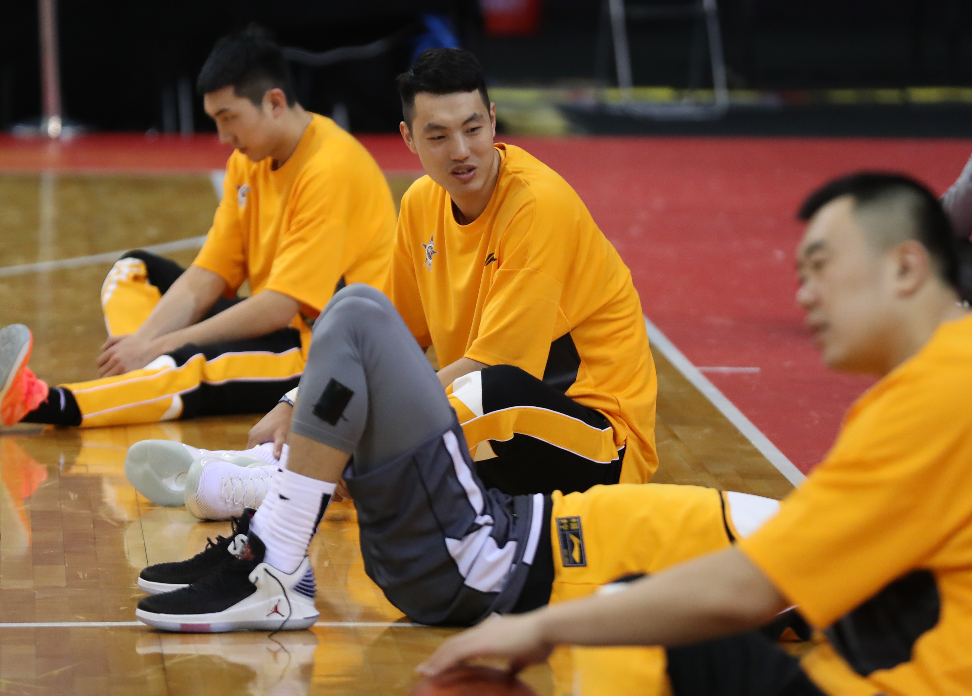 篮球明星举办篮球技巧展示活动的简单介绍