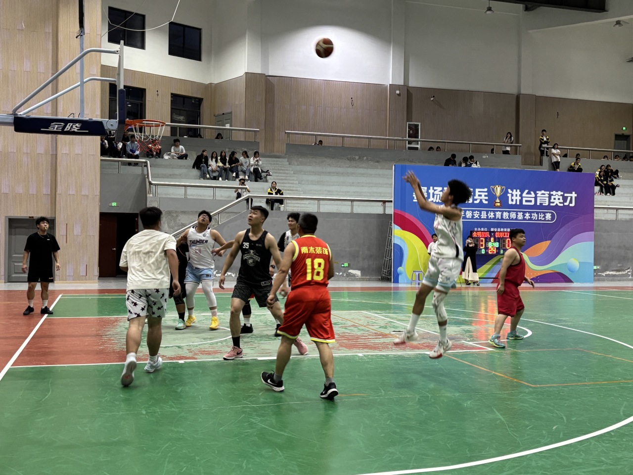 篮球明星举办篮球技巧展示活动的简单介绍