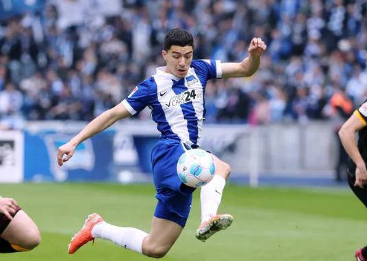 包含柏林赫塔主场再添3分，保持领先优势的词条