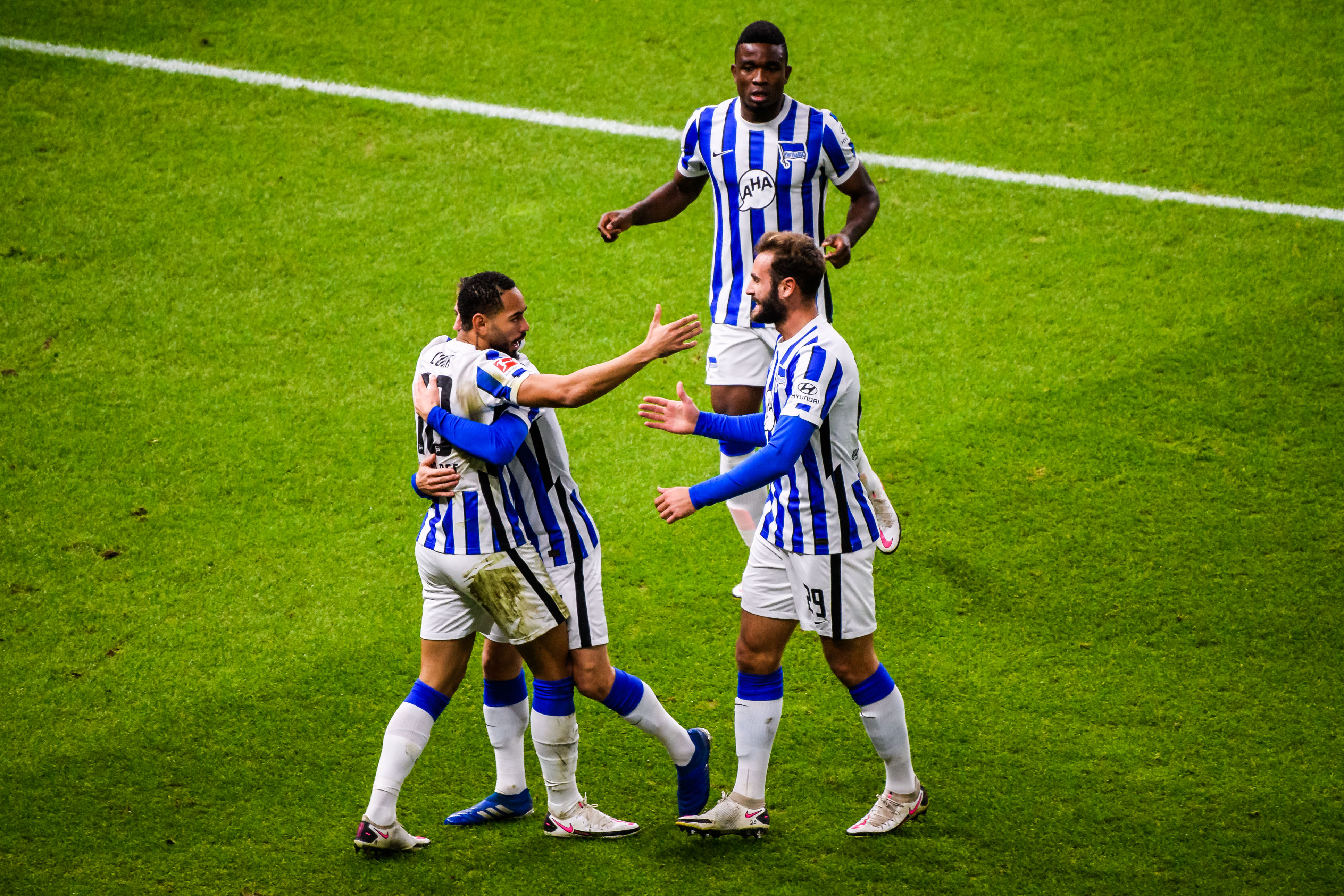 包含柏林赫塔主场再添3分，保持领先优势的词条