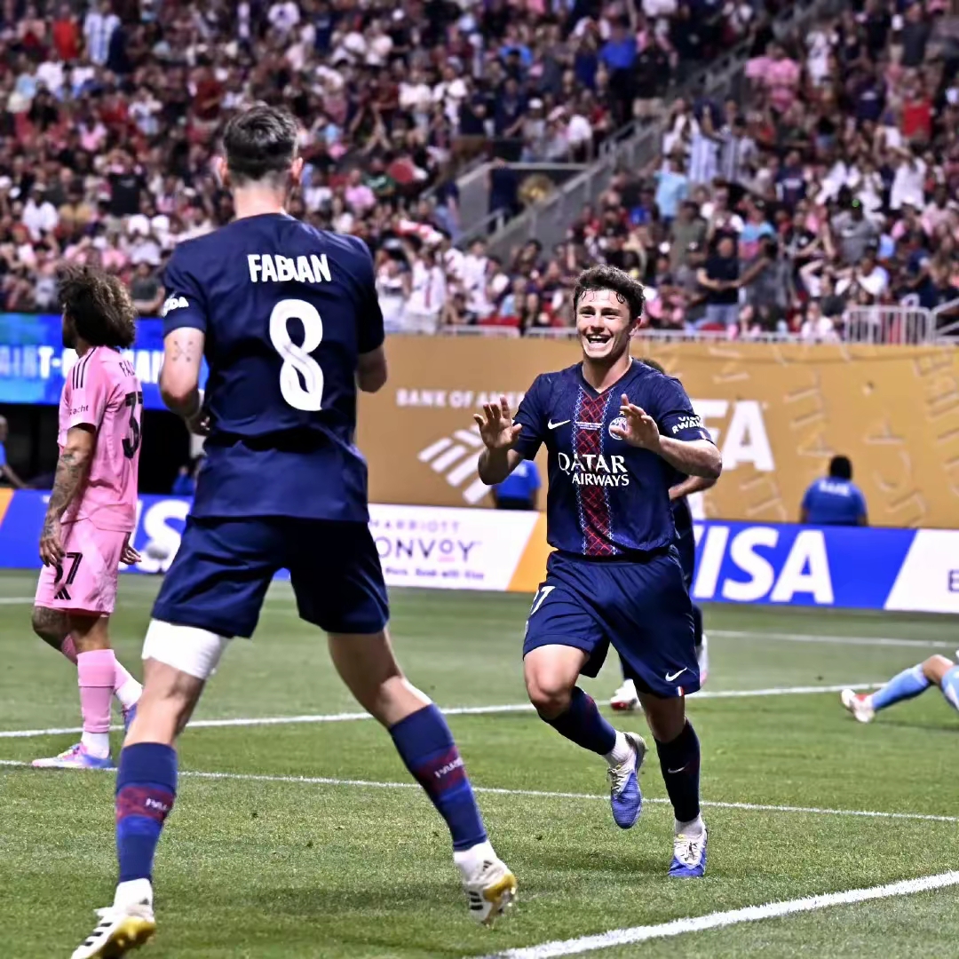 包含梅开二度，热刺客场力克对手的词条