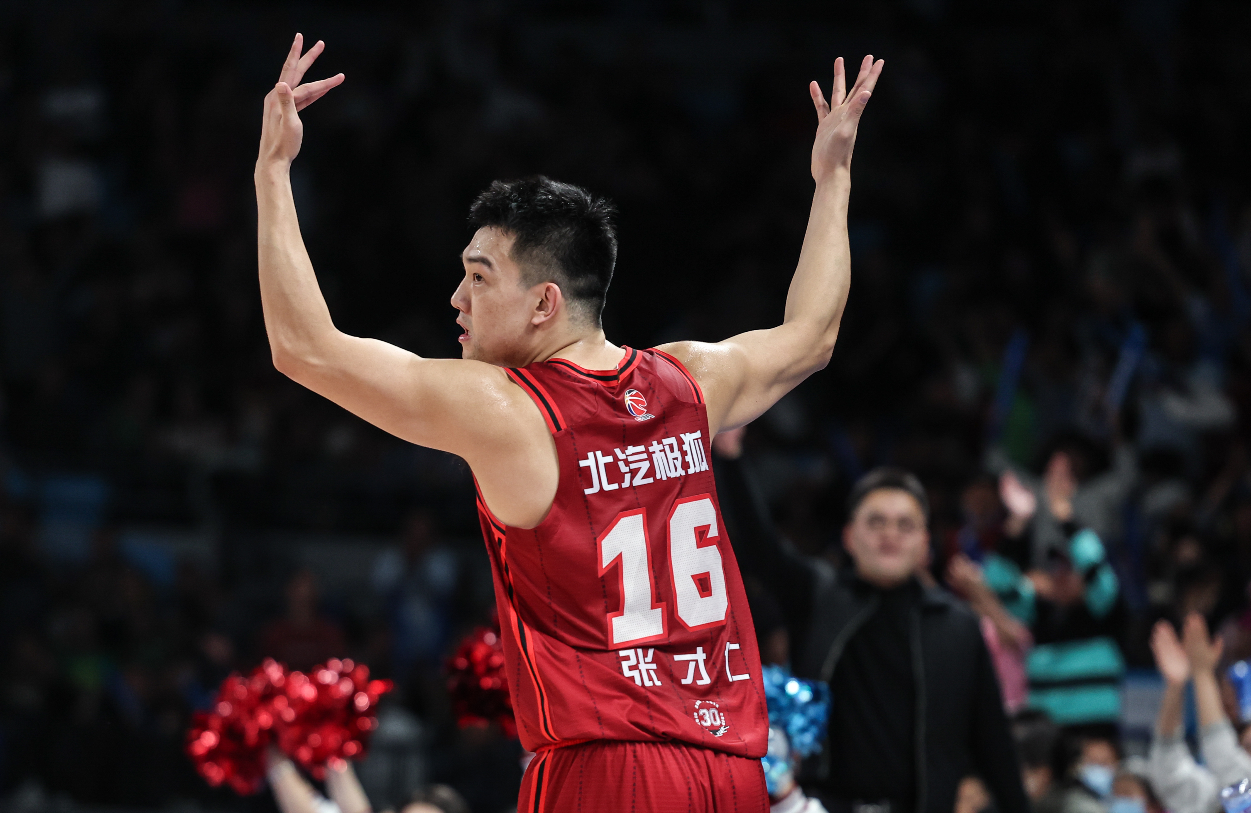 集体施压，球员展现出色对抗精神的简单介绍