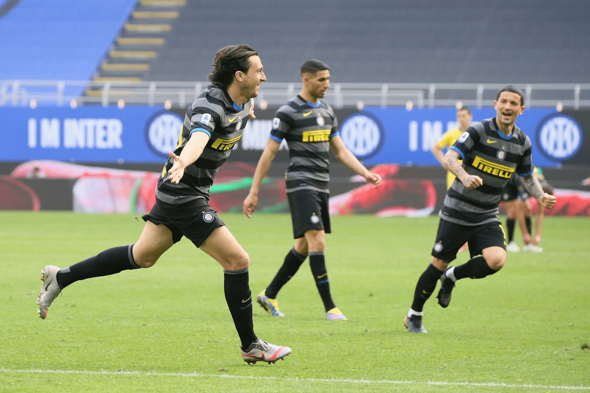 包含克罗托内主场遭遇逆转，遗憾失利的词条