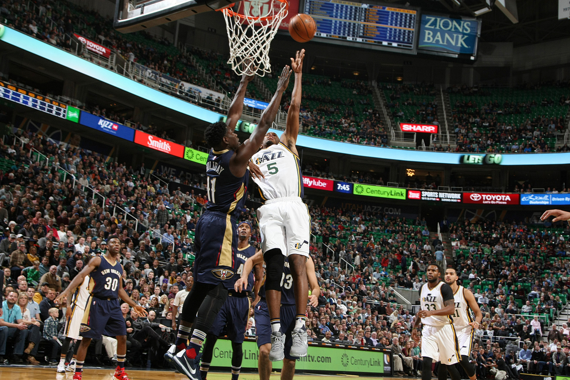 包含雄鹿主场逆转步行者，取得七连胜的词条