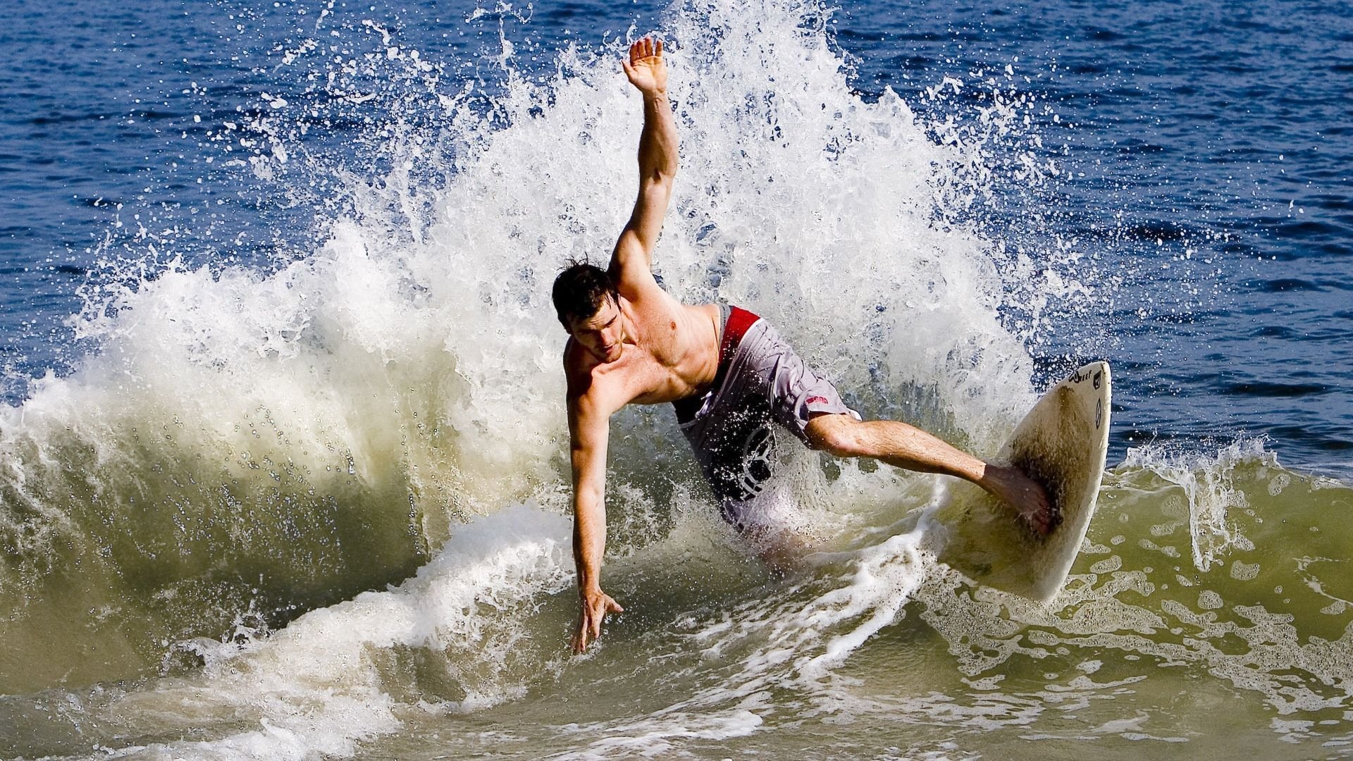 青岛队完胜马刺，乔治高光表现引爆篮球世界